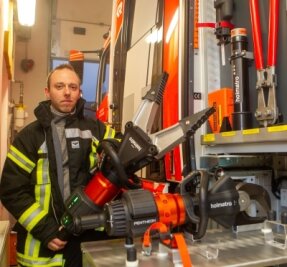 Neundorfer nehmen neues Feuerwehrauto in Empfang - 