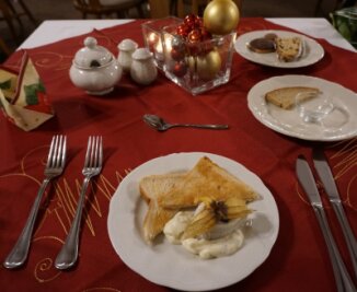Neunerlei - in Zwota lebt eine Tradition weiter - Soll das Omen für großes Geld im nächsten Jahr sein: Hering mit Apfelschmand und Toast beim traditionellen Neunerlei-Essen. 