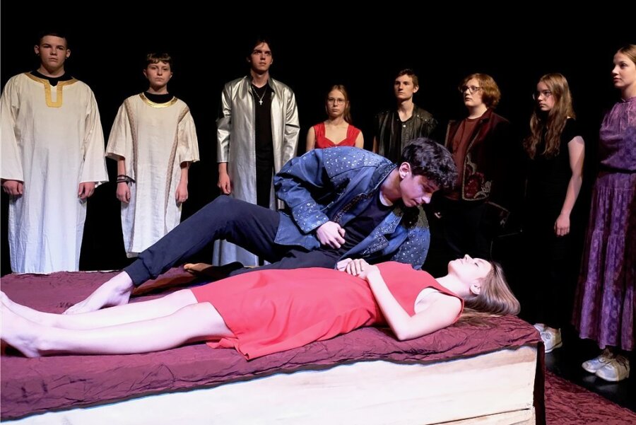 Neuntklässler führen in Reichenbach "Romeo und Julia" auf - In dieser Woche probte die Theaterklasse des Evangelischen Gymnasium Mylau im Neuberinhaus fleißig für "Romeo und Julia".
