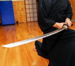 Neuplanitzer Schwertangreifer - Was es mit der Waffe auf sich hat - Das Langschwert Katana wurde ab Ende des 15. Jahrhunderts traditionell von japanischen Samurai verwendet. Die Herstellung eines handgeschmiedeten Schwerts dauert mehrere Tage bis Wochen. 