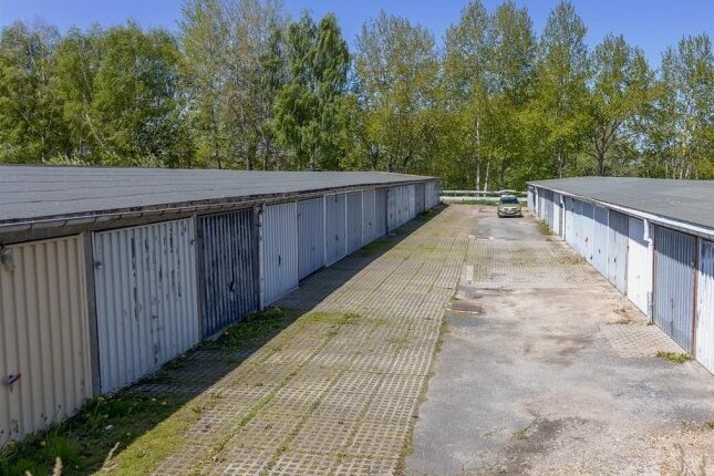 Neuregelung Garagen-Verträge: Stadtrat Auerbach erteilt Bürgerinitiative eine Abfuhr - Der Garagenkomplex am Friedensring.