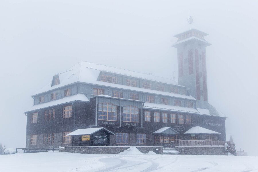 Neuschnee auf dem Fichtelberg - spürbar wärmer wird's erst mal nicht - 