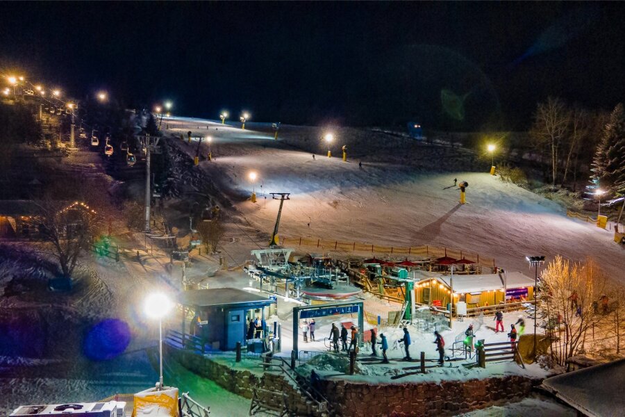 Neuschnee im Erzgebirge: Betreiber von Wintersportanlagen versprechen gute Bedingungen auch in den nächsten Tagen - Die Skiarena in Eibenstock hat am Samstag bis in die Abendstunden geöffnet.