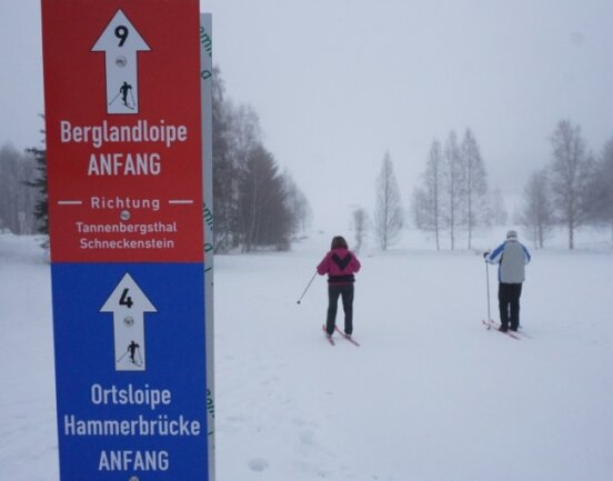 Neuschnee sichert Wintersport im Vogtland - Einer der beiden Einstiege in die Berglandloipe an der Grundschule Muldenhammer in Hammerbrücke. Die Tourist-Info stuft die Ortsloipe als "bedingt befahrbar" ein. 