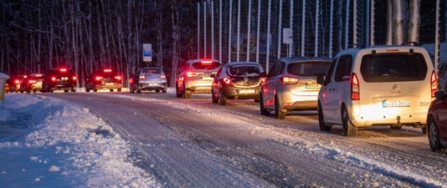 Binnen Minuten verwandelten sich am Donnerstagmorgen wie hier in Annaberg-Buchholz die Straßen in Eispisten. 