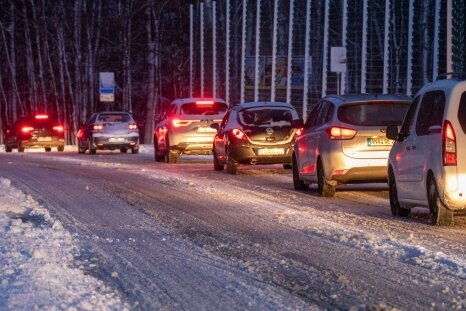 Neuschnee und Blitzeis legen den Berufsverkehr lahm - Binnen Minuten verwandelten sich am Donnerstagmorgen wie hier in Annaberg-Buchholz die Straßen in Eispisten. 