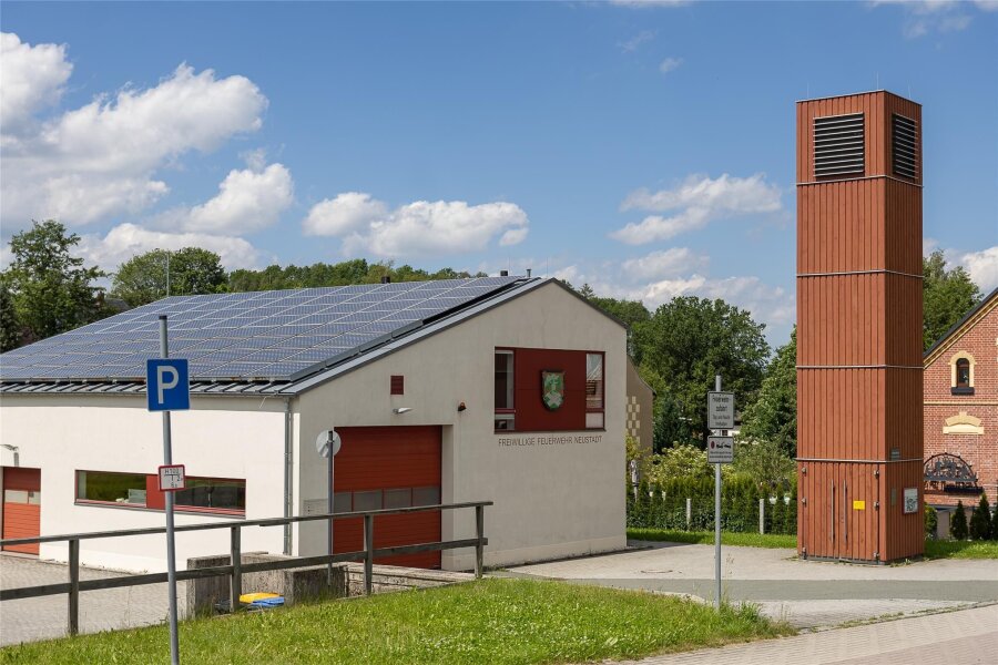 Neustädter Feuerwehrmänner erhalten eine Fertigteilgarage - Das Feuerwehr Depot in Neustadt erhält eine Fertigteilgarage.
