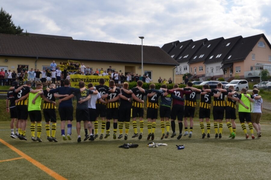 Zusammen mit ihren Fans feiern die Neustädtler Kicker den Klassenerhalt in der Fußball-Erzgebirgsliga. Mit einem 7:0 gegen Crottendorf sammelte die Elf von Trainer Markus Kolbe die letzten notwendigen Zähler. 