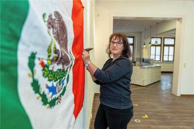 Neustart mit 50: Vogtländerin eröffnet mexikanisches Café in Auerbach - Die mexikanische Fahne hat Reina Thümer schon mal griffbereit als Deko für ihr Café Maya. Bis zur Eröffnung im Mai muss dort noch viel umgebaut werden. 