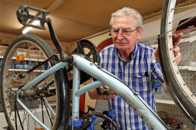 Neustart mit 72 Jahren: Warum ein Vogtländer in Neumark eine Fahrrad-Werkstatt eröffnet - Volker Diezel in seiner neuen Fahrrad-Reparaturwerkstatt in Neumark. Der 72-Jährige hat sie in einem ehemaligen Getränkeshop eingerichtet.
