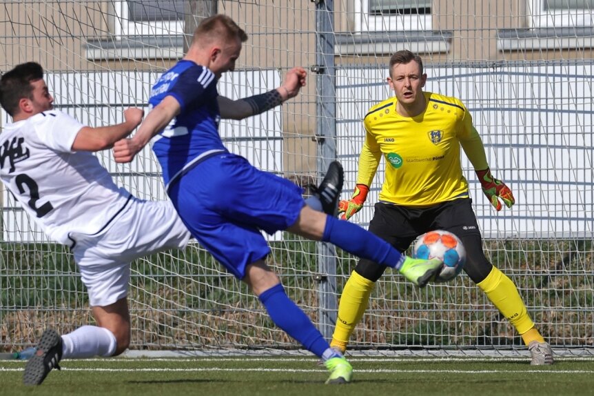 Neustart wird zum Volltreffer - Perfekt angenommen und abgeschlossen: Eddy Wehland (blaues Trikot) erzielte für den VfB Empor Glauchau nach Vorlage von Tobias Dreiucker in der 26. Minute gegen den VfL Pirna-Copitz das zwischenzeitliche 2:0 für sein Team. 