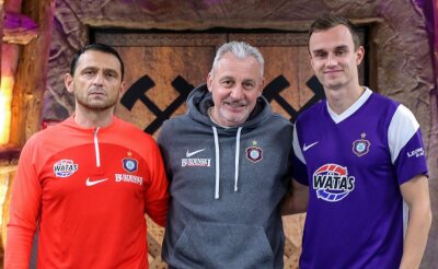 Neuzugänge: FC Erzgebirge Aue präsentiert Co-Trainer und Abwehrspieler - Panagiotis Stamatopoulos (l.) und Kilian Jakob zusammen mit FCE-Trainer Pavel Dotchev.