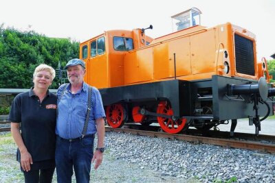 Neuzugang aus dem Museum krönt Wolkensteiner Bahnhofsfest - Anlässlich des Bahnhofsfestes weihten Ulrich Reuter und seine Frau Kathrin diese V-20-Lok ein.