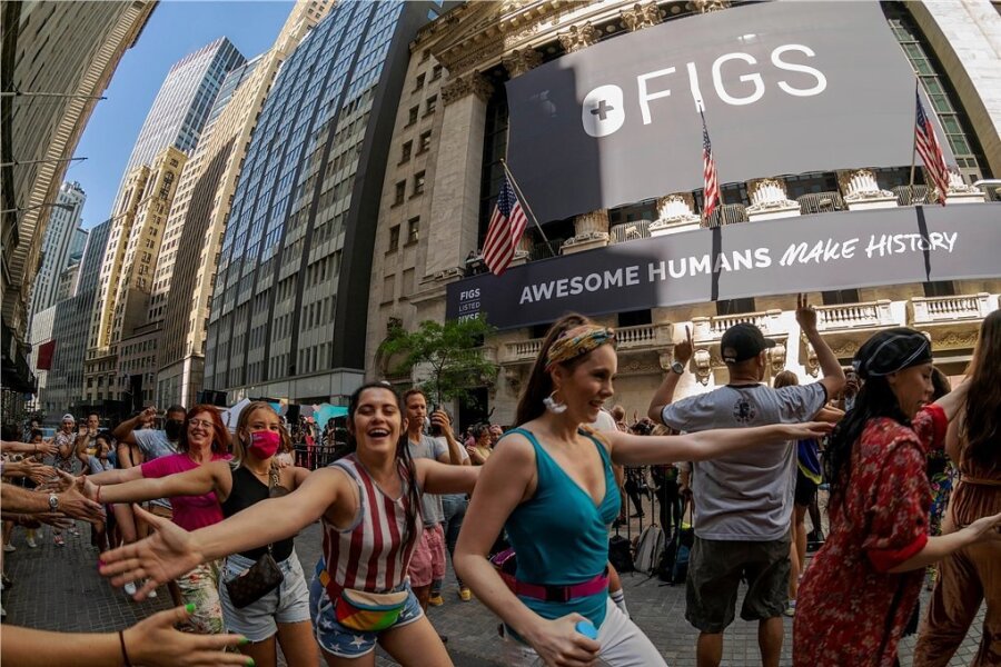 Ein Stück Normalität kehrt zurück: Eine Tanzparty gab es Ende vergangener Woche vor der New Yorker Börse - und zwar zum Börsengang des Bekleidungshändlers FIG. FIG verkauft vor allem legere, bequeme Kleidung, die während des Lockdowns besonders beliebt geworden ist. 
