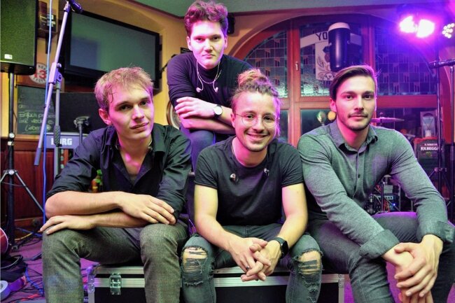 Newcomer-Band aus dem Vogtland veröffentlicht erstes Album - Freddy Schmidt, Lorenz Schierl, Alex Hein und Raphael Roth (von rechts) von der Oelsnitzer Band Not For Sale. Das Foto entstand bei ihrem Auftritt im Irish Corner Pup in Plauen. 