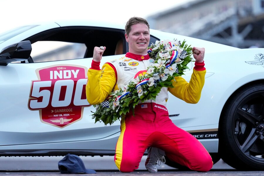 Newgarden gewinnt zweites Indy 500 nacheinander - Josef Newgarden feiert nach seinem Sieg auf dem Indianapolis Motor Speedway.