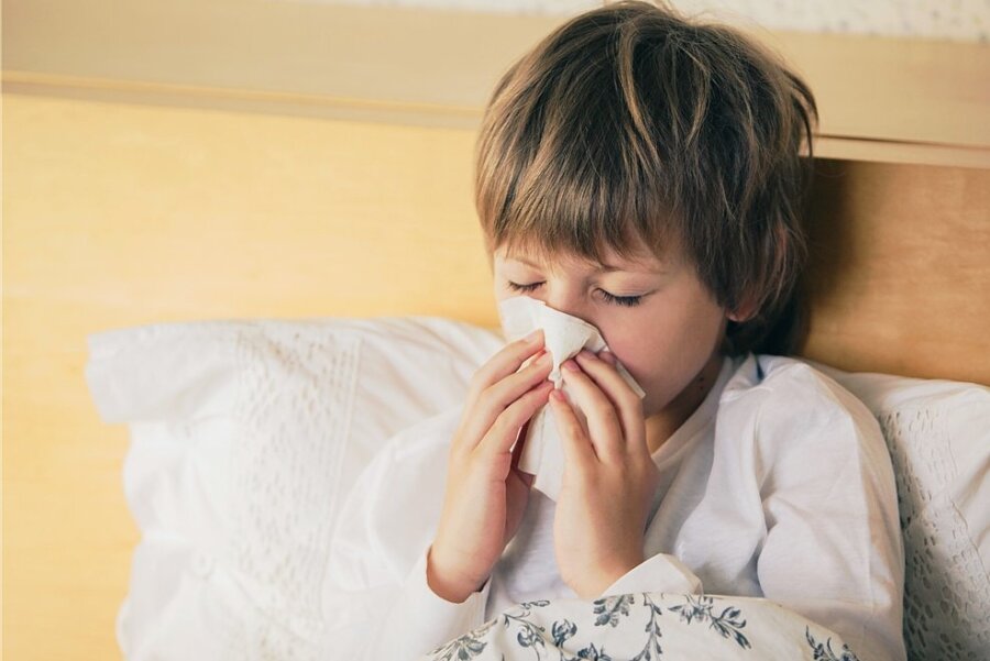 Bei Kindern verlaufen grippale Infekte zumeist harmloser als bei Erwachsenen. Und auch bei einer Infektion mit Covid-19 bleiben sie in vielen Fällen symptomfrei. 
