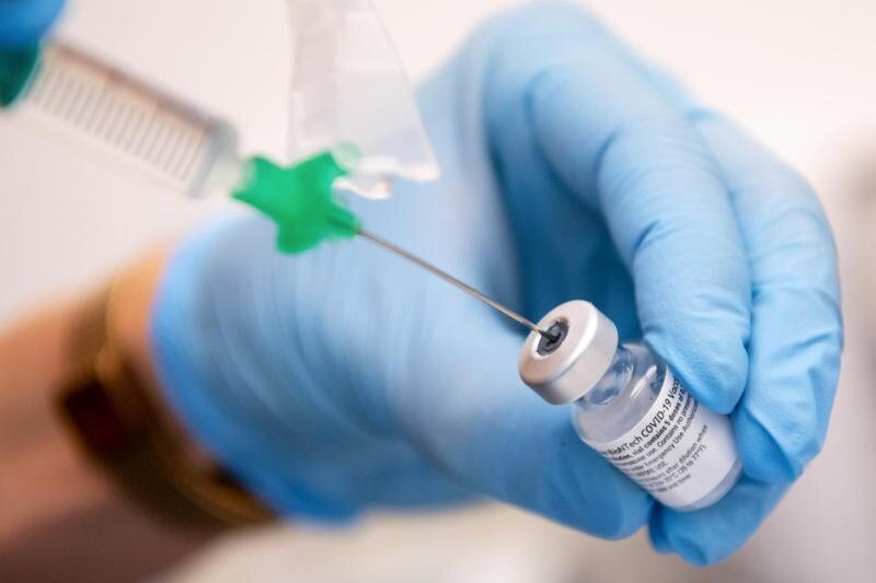            Eine Klinik-Mitarbeiterin zieht den Covid-19 Impfstoff von Biontech/Pfizer für eine Impfung auf eine Spritze. (Archivbild).