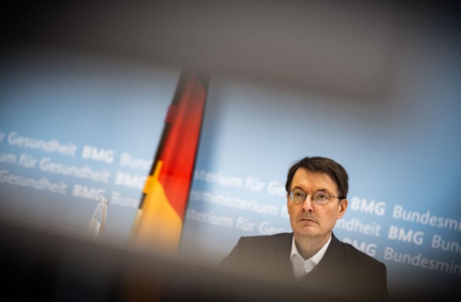 Newsblog Corona: Lauterbach fordert härtere Regeln - Karl Lauterbach: Bundesgesundheitsminister Karl Lauterbach bringt schärfere Kontaktbeschränkungen ins Gespräch.
