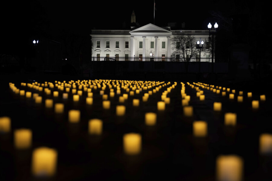 Die Organisation "National Nurses United" hält eine Mahnwache bei Kerzenschein vor dem Weißen Haus ab, um aller Pflegekräfte zu gedenken, die an Covid-19 gestorben sind.