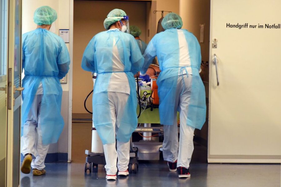Newsblog Corona: Omikron-Fälle bei Personal schränken Krankenhausbetrieb ein - Klinikmitarbeiter in Leipzig.