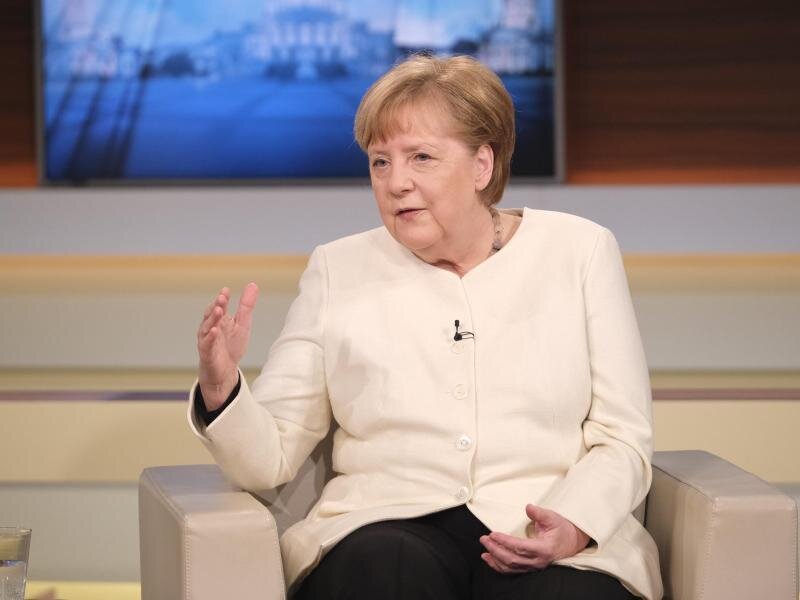 Newsblog Corona: Politiker für strengere Corona-Maßnahmen -             Bundeskanzlerin Angela Merkel (CDU) ist zu Gast in der ARD-Talksendung «Anne Will».