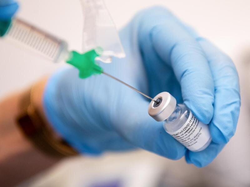 Newsblog Corona: US-Experten sprechen sich für Biontech-Notfallzulassung für Kinder aus - Eine Klinik-Mitarbeiterin zieht den Covid-19 Impfstoff von Biontech/Pfizer für eine Impfung auf eine Spritze.