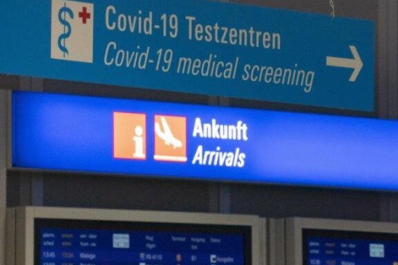 Newsblog Coronavirus - die aktuelle Entwicklung - Ein Schild weist am Frankfurter Flughafen den Weg zum Covid-19-Testzentrum.    