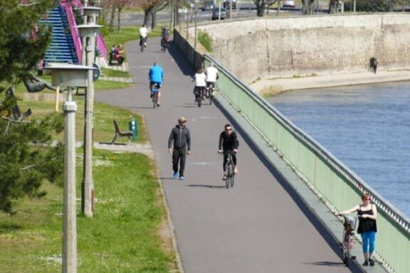 Newsblog Coronavirus - die aktuelle Entwicklung - Vereinzelte Fußgänger und Radfahrer nutzen den Weg entlang der Elbe in der Magdeburger Innenstadt. 