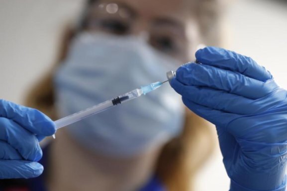 Newsblog Coronavirus - die aktuelle Entwicklung - Eine Krankenpflegerin zieht in einem Londoner Krankenhaus eine Spritze mit dem Pfizer/Biontech Corona-Impfstoff auf.