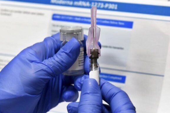 Newsblog Coronavirus - die aktuelle Entwicklung - Eine Krankenschwester bereitet eine Spritze mit einem potenziellen Impfstoff der US-Biotech-Firma Moderna gegen Covid-19 vor. 