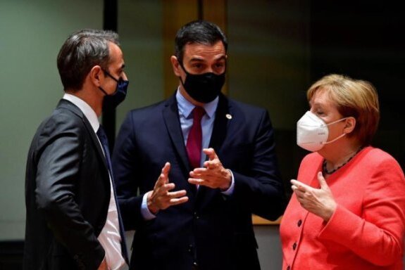 Newsblog Coronavirus - die aktuelle Entwicklung - Kyriakos Mitsotakis (l), Ministerpräsident von Griechenland, Pedro Sanchez, Ministerpräsident von Spanien, und Bundeskanzlerin Angela Merkel während eines Gesprächs im Rahmen des EU-Gipfels. 