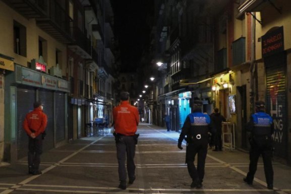 Newsblog Coronavirus - die aktuelle Entwicklung - Polizisten patrouillieren auf einer Straße in Pamplona, bevor alle Bars und Restaurants um 22 Uhr geschlossen werden. 