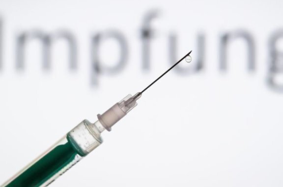 Newsblog Coronavirus - die aktuelle Entwicklung - Die Bundesregierung rechnet damit, dass ein Corona-Impfstoff Mitte des nächsten Jahres für die breite Masse zur Verfügung stehen wird. 
