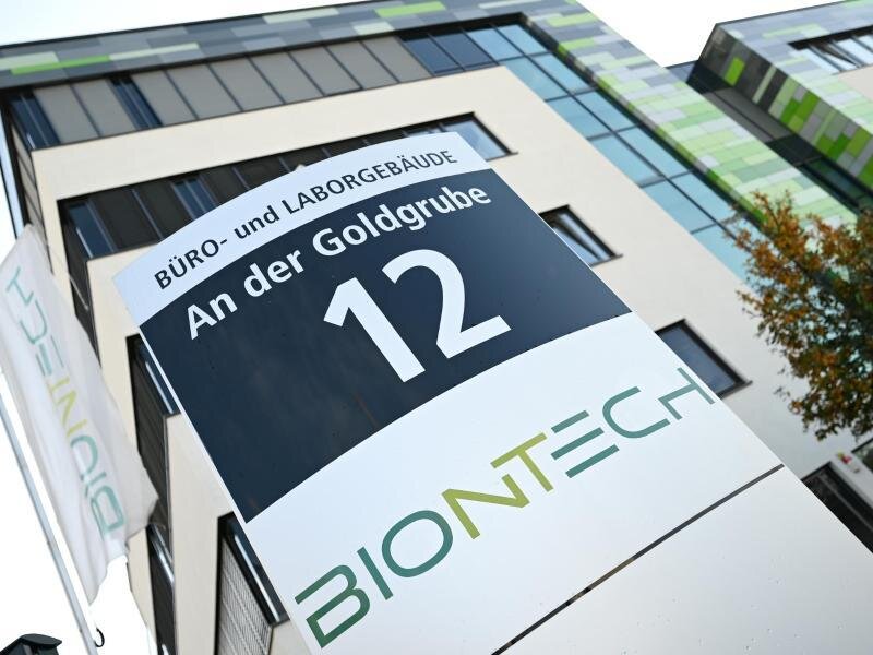 Newsblog Coronavirus - die aktuelle Entwicklung -             Das Logo des Biotechnologie-Unternehmens «BioNTech» ist an einer Stele vor der Unternehmenszentrale angebracht.