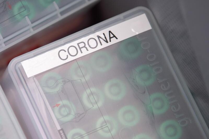            "Corona" steht im Corona-Testcenter am Stuttgarter Flughafen auf einer Dose mit durchgeführten Tests.