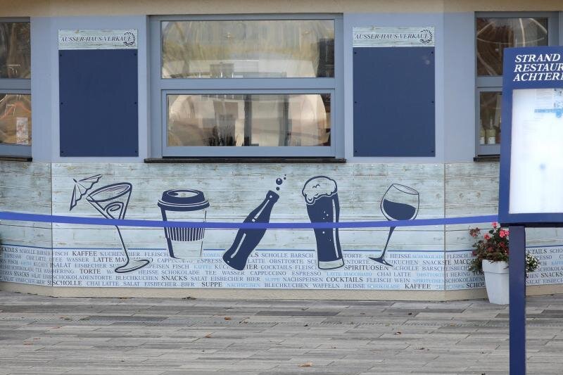            Geschlossen und mit einem Band abgesperrt ist ein Verkaufskiosk an der Promenade des Ostseebades.