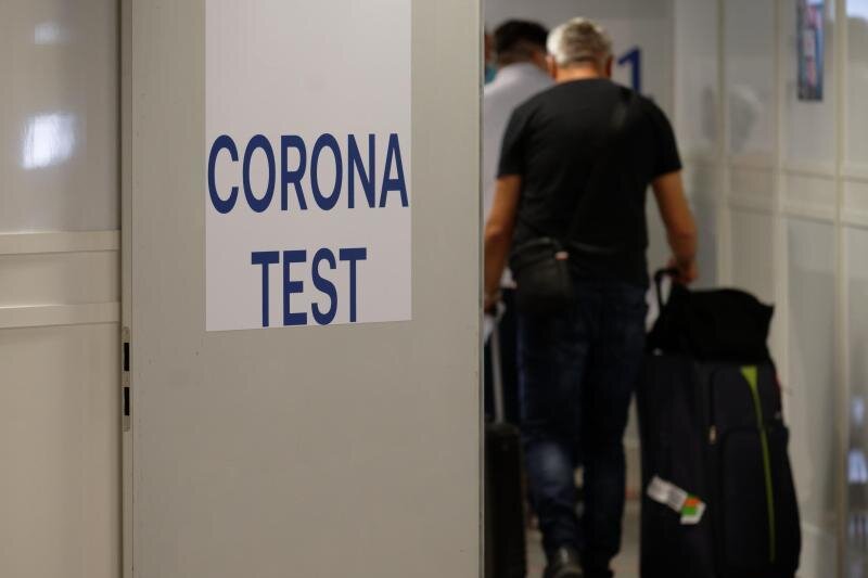            Reiserückkehrer gehen zum Corona-Testzentrum im Flughafen Düsseldorf.