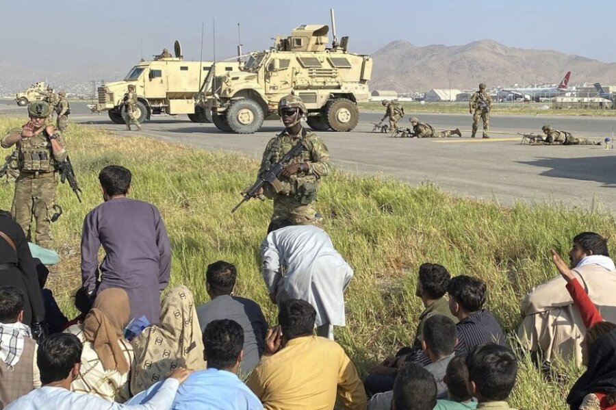 Newsblog: Die aktuellen Entwicklungen in Afghanistan - US-Soldaten erhalten Unterstützung von afghanischen Streitkräften. Foto: AP/dpa US-Soldaten erhalten Unterstützung von afghanischen Streitkräften.