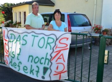 Newsletter: Das war diese Woche los in Mittelsachsen - Ines und Roberto Grämer vor ihrem Haus im Mühlbachtal in Frankenberg. Die Familie protestiert gegen Nachteile, die sie durch die Landesgartenschau direkt vor ihrer Tür hinnehmen muss. 