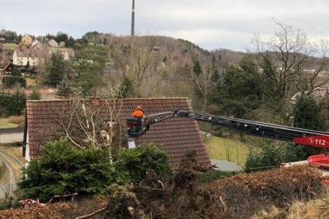 Am Hammerberg in Halsbrücke war ein Baum auf ein Haus gefallen. Bei der Beseitigung half die Oederaner Feuerwehr.