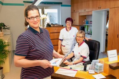 Frauenärztin Katja Tittmann (links) hat Anfang des Jahres eine eigene Praxis in Niederwiesa eröffnet. Bei der Umgewöhnung - sie kommt aus einer großen Klinik - helfen die Krankenschwestern Marion und Marlies. 