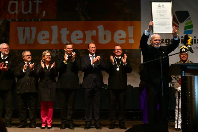 Newsletter: Das war diese Woche los in Mittelsachsen - Alt-Landrat Volker Uhlig hält stolz die Welterbe-Urkunde in die Höhe. 