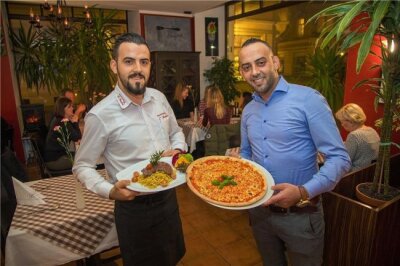 Sind gespannt, wie Kollegen ihre Pizza und Pasta bewerten: Basri Mejdi (r.), hier mit Bruder Nino, sind bei einer Kochshow dabei.