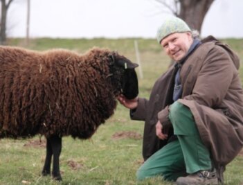 Der Altgeringswalder Hobbyschäfer Oliver Seidel fürchtet um die Sicherheit seiner Herde.