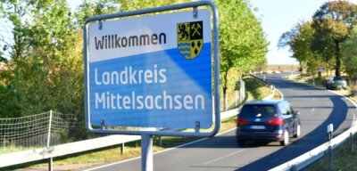 Newsletter: Das war diese Woche los in Mittelsachsen - So sehen die neuen Begrüßungsschilder des Landkreises Mittelsachsen aus, hier aus Richtung Deutschenbora (Landkreis Meißen) beziehungsweise Autobahn 14 nach Hirschfeld, Gemeinde Reinsberg.