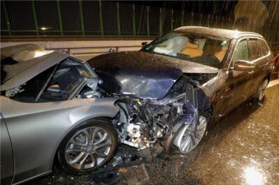 Auf der A 72 bei Penig ist ein Mercedes erst in einen haltenden VW und dann in diesen Unfall-BMW gefahren.