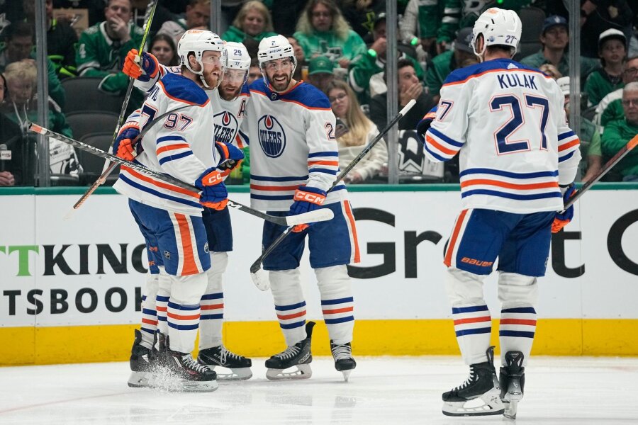 NHL: Draisaitl startet mit Sieg in Conference Finals - Leon Draisaitl (2.v.l.) und die Oilers gewannen in Dallas.