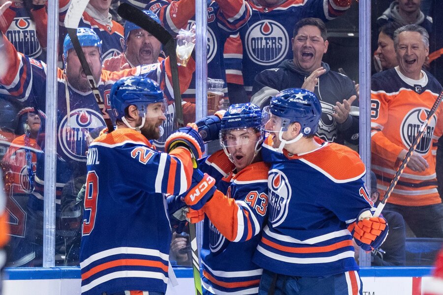 NHL-Playoffs: Draisaitl-Tore bringen Oilers in nächste Runde - Leon Draisaitl (l) erzielte zwei Treffer für die Edmonton Oilers.
