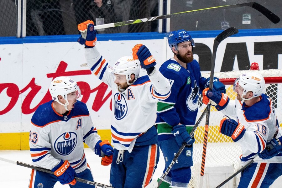 NHL-Playoffs: Draisaitl überragt bei Ausgleich der Oilers - Leon Draisaitl (2.v.l) lässt sich nach seinem Treffer feiern.